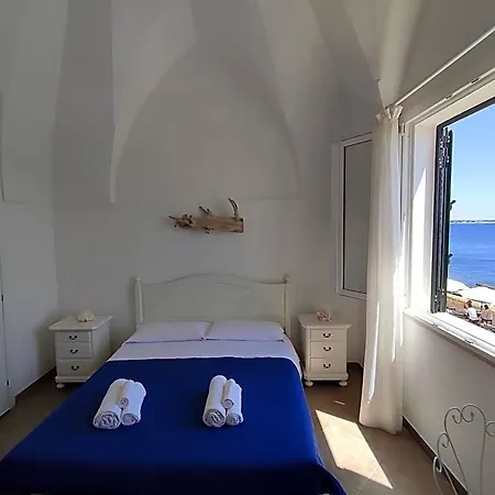 לינה וארוחת בוקר Punta Cutieri 4*