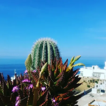 לינה וארוחת בוקר Punta Cutieri 4*